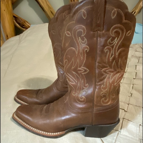 Ariat Cowboy boots 8.5B- slightly worn - Picture 1 of 3